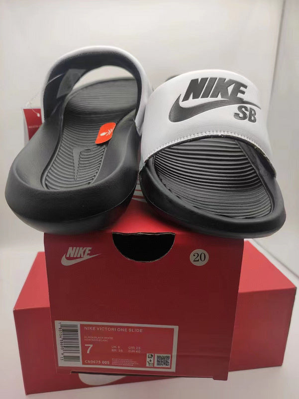 Les sandales claquettes nike sont un incontournable pour ceux qui recherchent un mélange parfait entre confort et style décontracté.