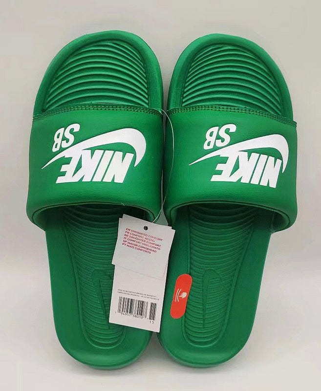 Les sandales claquettes nike sont un incontournable pour ceux qui recherchent un mélange parfait entre confort et style décontracté.
