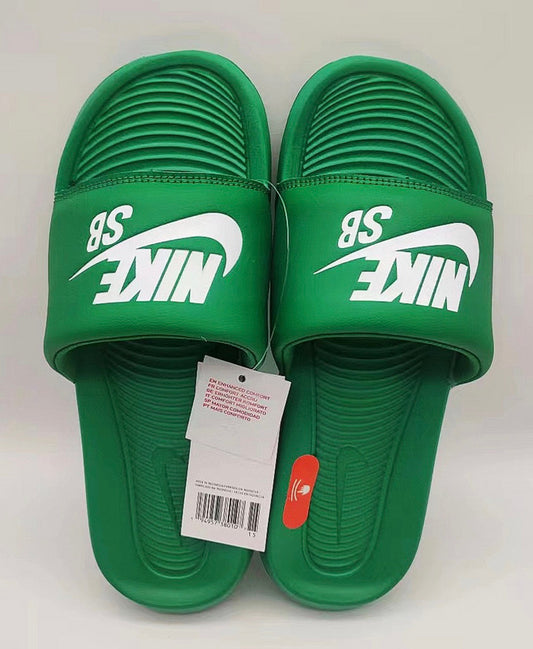 Les sandales claquettes nike sont un incontournable pour ceux qui recherchent un mélange parfait entre confort et style décontracté.