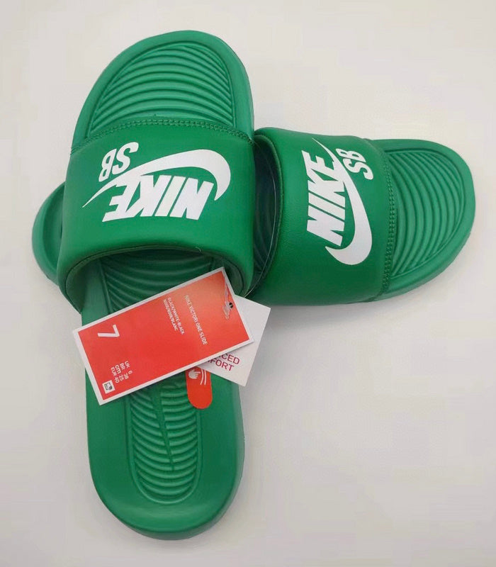 Les sandales claquettes nike sont un incontournable pour ceux qui recherchent un mélange parfait entre confort et style décontracté.