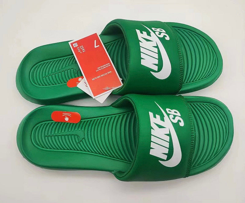 Les sandales claquettes nike sont un incontournable pour ceux qui recherchent un mélange parfait entre confort et style décontracté.
