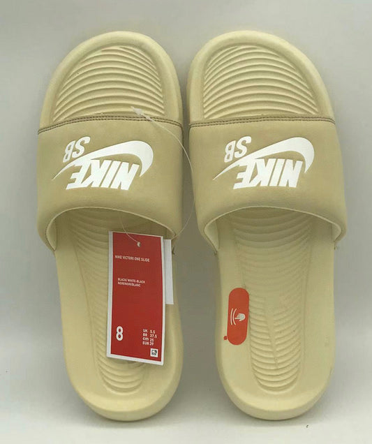 Les sandales claquettes nike sont un incontournable pour ceux qui recherchent un mélange parfait entre confort et style décontracté.