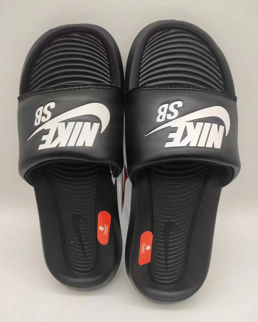 Les sandales claquettes nike sont un incontournable pour ceux qui recherchent un mélange parfait entre confort et style décontracté.