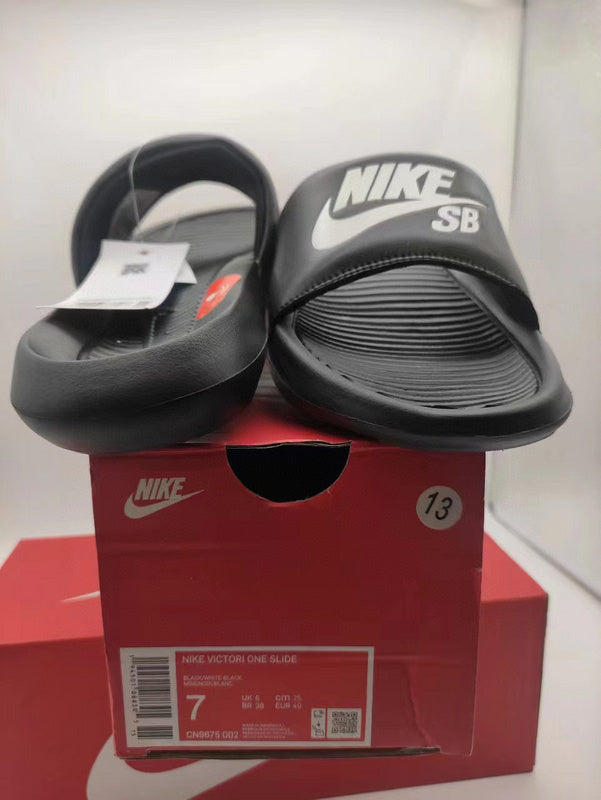 Les sandales claquettes nike sont un incontournable pour ceux qui recherchent un mélange parfait entre confort et style décontracté.