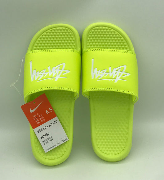 Les sandales claquettes nike sont un incontournable pour ceux qui recherchent un mélange parfait entre confort et style décontracté.