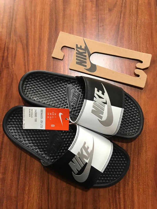 Les sandales claquettes nike sont un incontournable pour ceux qui recherchent un mélange parfait entre confort et style décontracté.