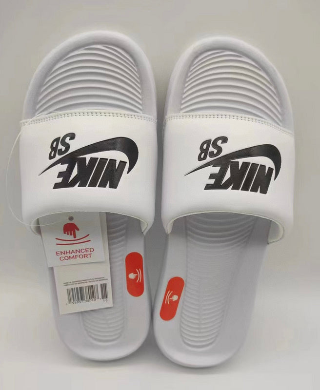 Les sandales claquettes nike sont un incontournable pour ceux qui recherchent un mélange parfait entre confort et style décontracté.