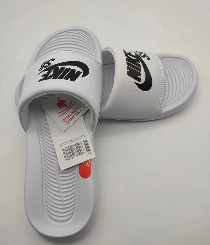 Les sandales claquettes nike sont un incontournable pour ceux qui recherchent un mélange parfait entre confort et style décontracté.
