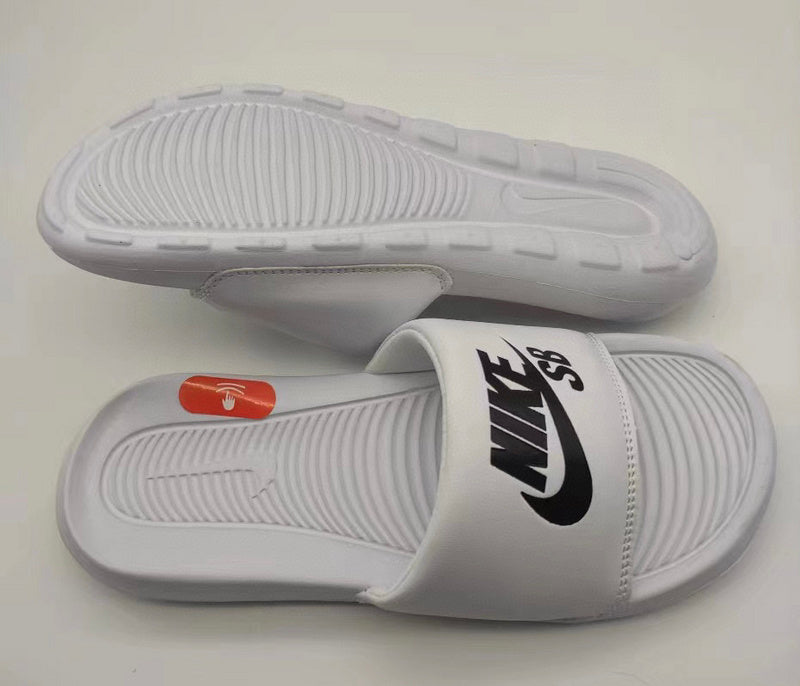 Les sandales claquettes nike sont un incontournable pour ceux qui recherchent un mélange parfait entre confort et style décontracté.