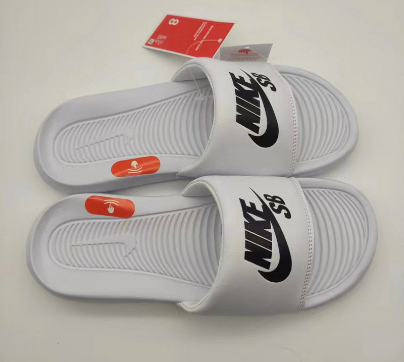 Les sandales claquettes nike sont un incontournable pour ceux qui recherchent un mélange parfait entre confort et style décontracté.
