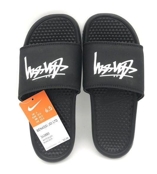 Les sandales claquettes nike sont un incontournable pour ceux qui recherchent un mélange parfait entre confort et style décontracté.