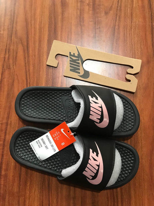 Les sandales claquettes nike sont un incontournable pour ceux qui recherchent un mélange parfait entre confort et style décontracté.