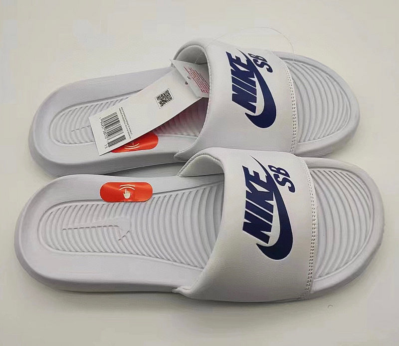 Les sandales claquettes nike sont un incontournable pour ceux qui recherchent un mélange parfait entre confort et style décontracté.