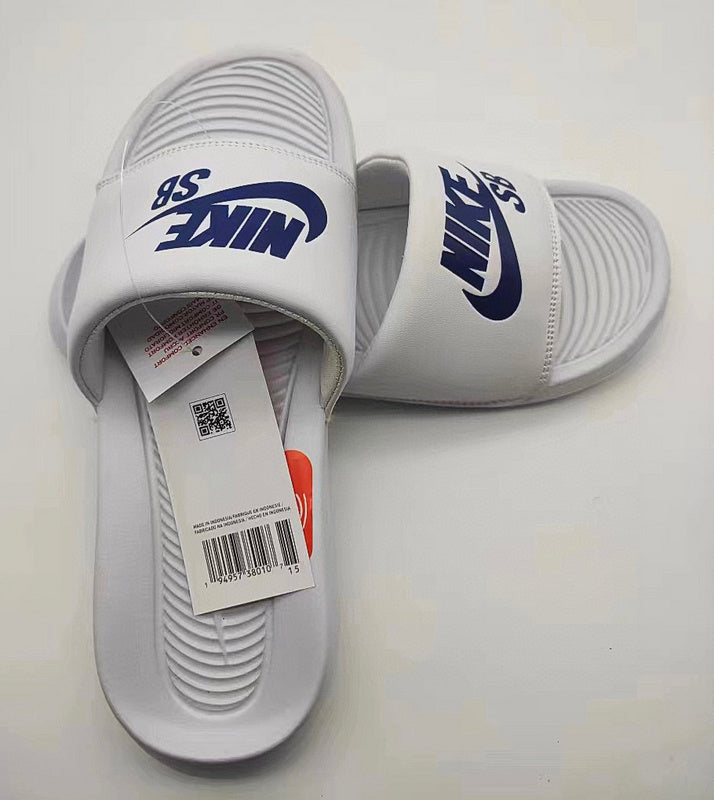 Les sandales claquettes nike sont un incontournable pour ceux qui recherchent un mélange parfait entre confort et style décontracté.