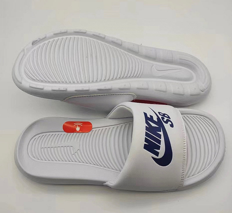 Les sandales claquettes nike sont un incontournable pour ceux qui recherchent un mélange parfait entre confort et style décontracté.