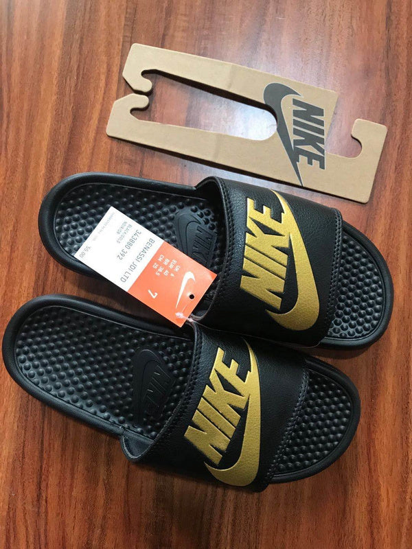 Les sandales claquettes nike sont un incontournable pour ceux qui recherchent un mélange parfait entre confort et style décontracté.