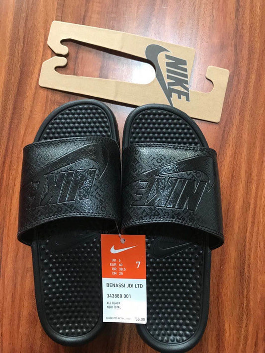 Les sandales claquettes nike sont un incontournable pour ceux qui recherchent un mélange parfait entre confort et style décontracté.