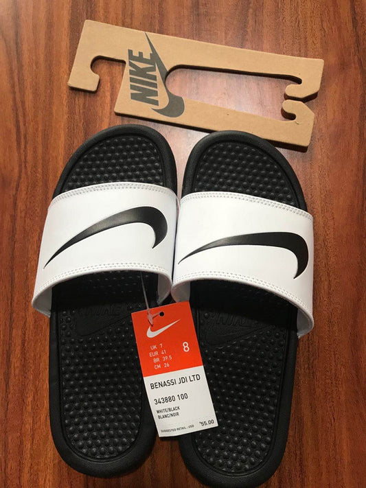 Les sandales claquettes nike sont un incontournable pour ceux qui recherchent un mélange parfait entre confort et style décontracté.