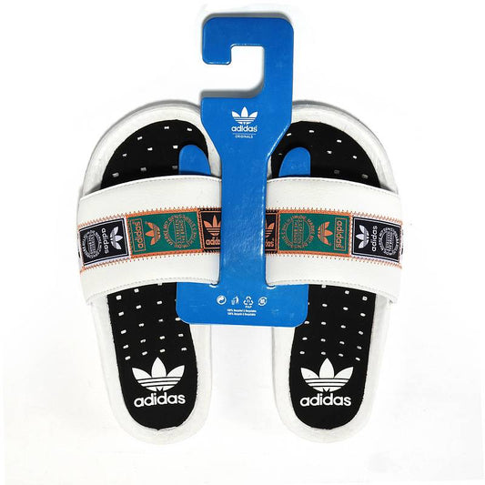 Les sandales claquettes Adidas sont un incontournable pour ceux qui recherchent un mélange parfait entre confort et style décontracté.