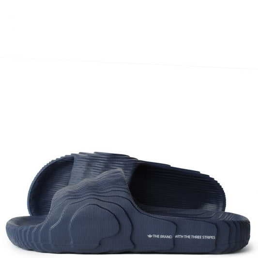 Les sandales claquettes Adidas sont un incontournable pour ceux qui recherchent un mélange parfait entre confort et style décontracté.