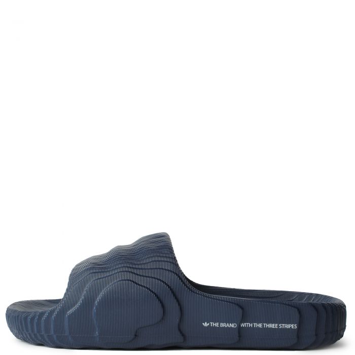 Les sandales claquettes Adidas sont un incontournable pour ceux qui recherchent un mélange parfait entre confort et style décontracté.