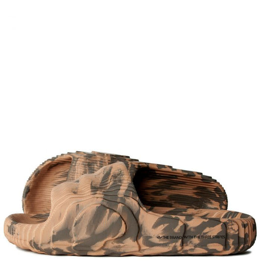 Les sandales claquettes Adidas sont un incontournable pour ceux qui recherchent un mélange parfait entre confort et style décontracté.