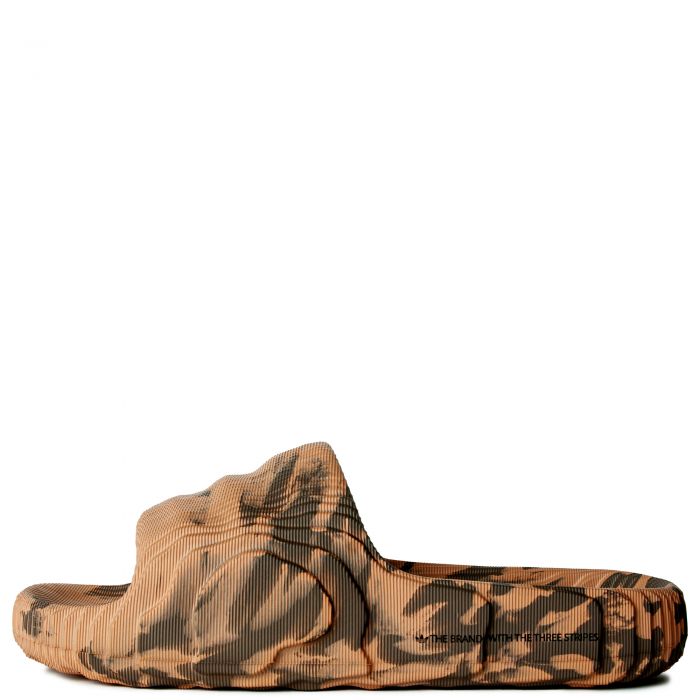Les sandales claquettes Adidas sont un incontournable pour ceux qui recherchent un mélange parfait entre confort et style décontracté.