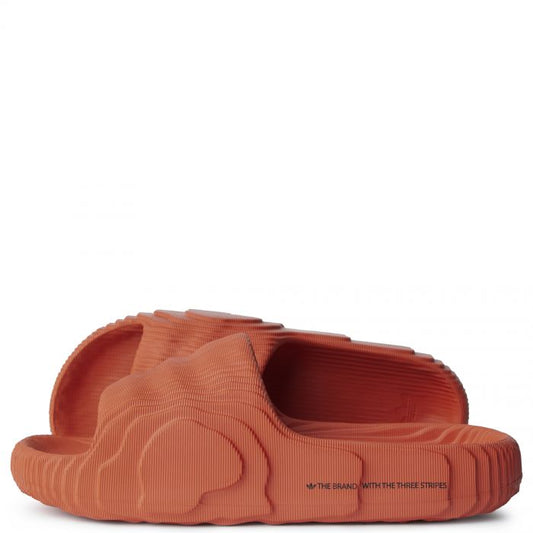 Les sandales claquettes Adidas sont un incontournable pour ceux qui recherchent un mélange parfait entre confort et style décontracté.