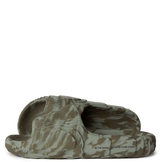 Les sandales claquettes Adidas sont un incontournable pour ceux qui recherchent un mélange parfait entre confort et style décontracté.