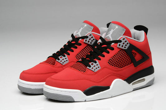 Les baskets grande taille Jordan 4 offrent le même style iconique que le modèle original, tout en répondant  aux besoins des pointures supérieures.