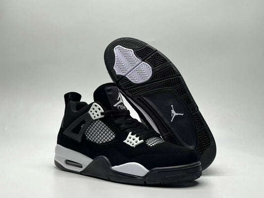 Les baskets grande taille Jordan 4 offrent le même style iconique que le modèle original, tout en répondant  aux besoins des pointures supérieures.