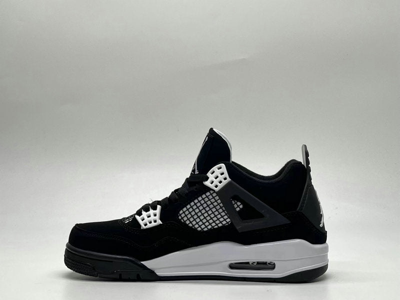 Les baskets grande taille Jordan 4 offrent le même style iconique que le modèle original, tout en répondant  aux besoins des pointures supérieures.