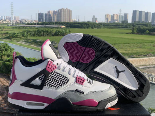 Les baskets grande taille Jordan 4 offrent le même style iconique que le modèle original, tout en répondant parfaitement aux besoins des pointures supérieures.