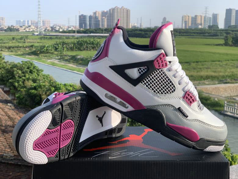 Les baskets grande taille Jordan 4 offrent le même style iconique que le modèle original, tout en répondant parfaitement aux besoins des pointures supérieures.