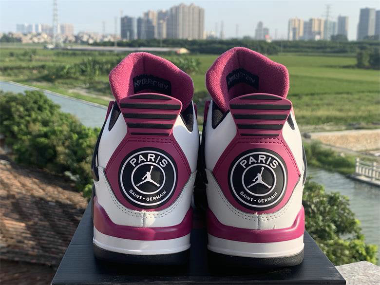 Les baskets grande taille Jordan 4 offrent le même style iconique que le modèle original, tout en répondant parfaitement aux besoins des pointures supérieures.
