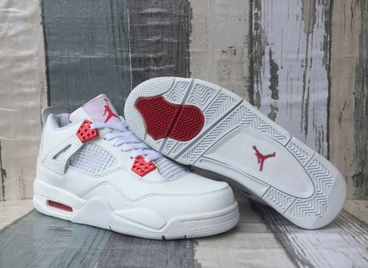 Les baskets grande taille Jordan 4 offrent le même style iconique que le modèle original, tout en répondant  aux besoins des pointures supérieures.