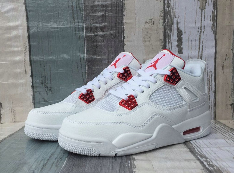 Les baskets grande taille Jordan 4 offrent le même style iconique que le modèle original, tout en répondant  aux besoins des pointures supérieures.