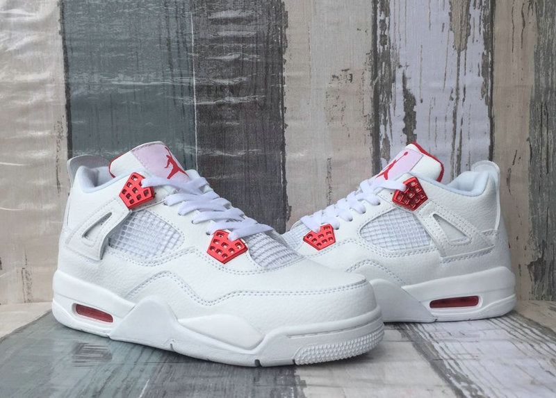 Les baskets grande taille Jordan 4 offrent le même style iconique que le modèle original, tout en répondant  aux besoins des pointures supérieures.