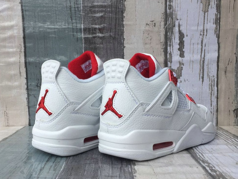 Les baskets grande taille Jordan 4 offrent le même style iconique que le modèle original, tout en répondant  aux besoins des pointures supérieures.