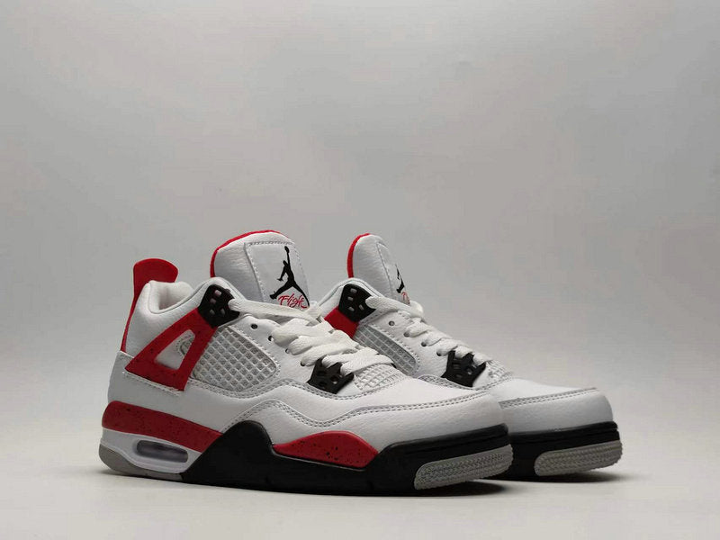 Les baskets grande taille Jordan 4 offrent le même style iconique que le modèle original, tout en répondant  aux besoins des pointures supérieures.