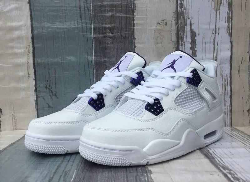 Les baskets grande taille Jordan 4 offrent le même style iconique que le modèle original, tout en répondant  aux besoins des pointures supérieures.
