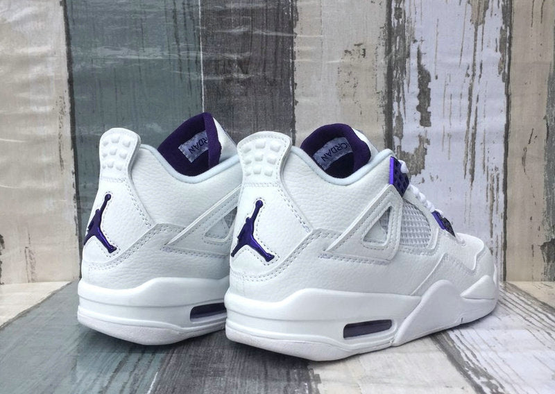 Les baskets grande taille Jordan 4 offrent le même style iconique que le modèle original, tout en répondant  aux besoins des pointures supérieures.