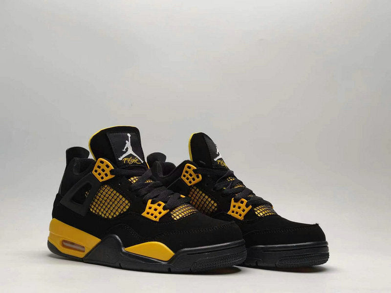 Les baskets grande taille Jordan 4 offrent le même style iconique que le modèle original, tout en répondant  aux besoins des pointures supérieures.