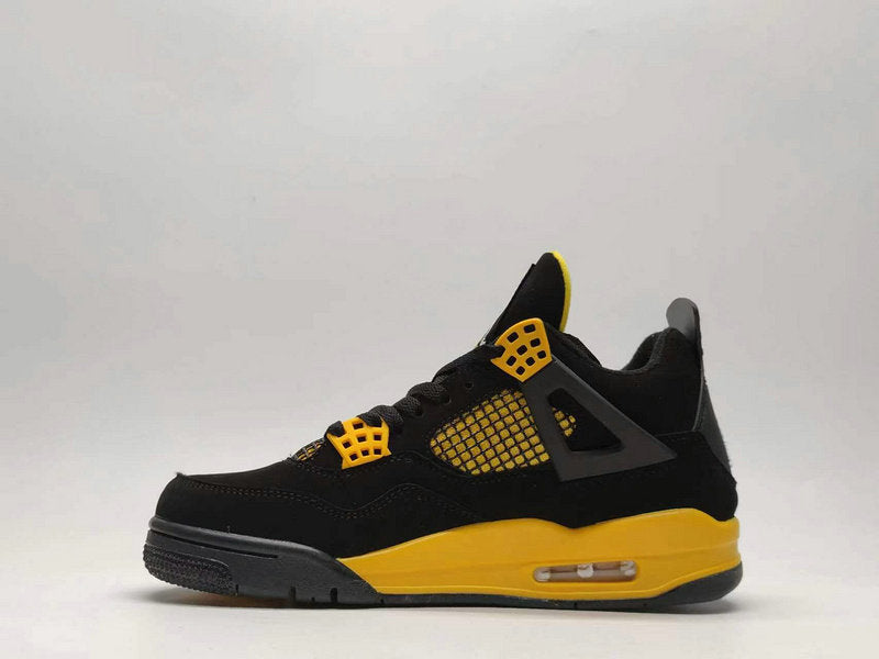 Les baskets grande taille Jordan 4 offrent le même style iconique que le modèle original, tout en répondant  aux besoins des pointures supérieures.