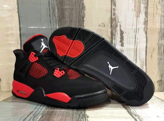 Les baskets grande taille Jordan 4 offrent le même style iconique que le modèle original, tout en répondant  aux besoins des pointures supérieures.