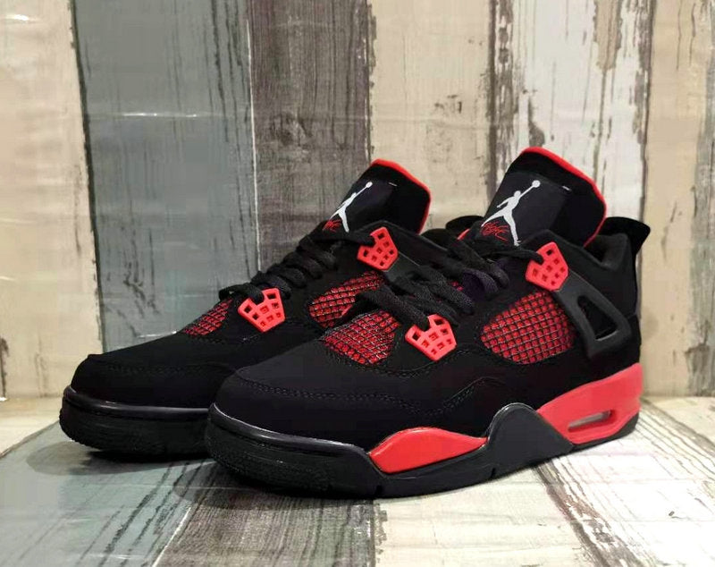 Les baskets grande taille Jordan 4 offrent le même style iconique que le modèle original, tout en répondant  aux besoins des pointures supérieures.