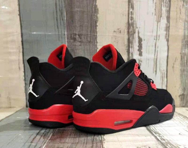 Les baskets grande taille Jordan 4 offrent le même style iconique que le modèle original, tout en répondant  aux besoins des pointures supérieures.
