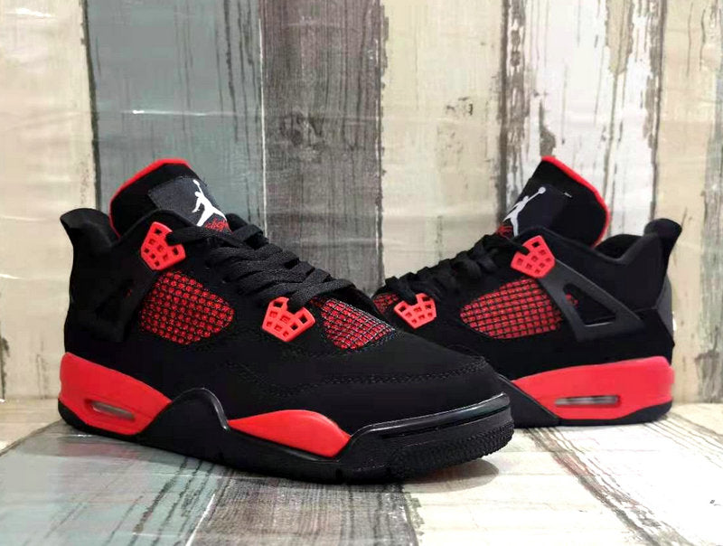 Les baskets grande taille Jordan 4 offrent le même style iconique que le modèle original, tout en répondant  aux besoins des pointures supérieures.