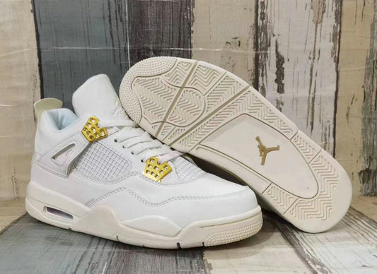 Les baskets grande taille Jordan 4 offrent le même style iconique que le modèle original, tout en répondant  aux besoins des pointures supérieures.