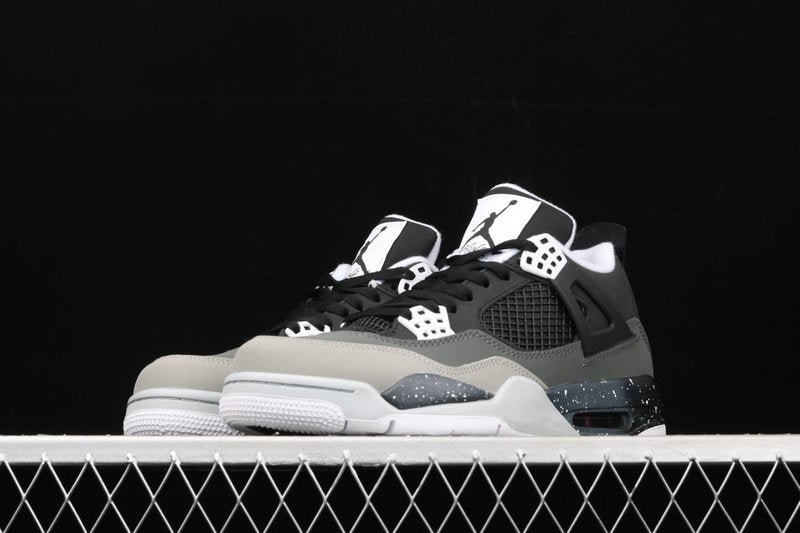 Les baskets grande taille Jordan 4 offrent le même style iconique que le modèle original, tout en répondant  aux besoins des pointures supérieures.